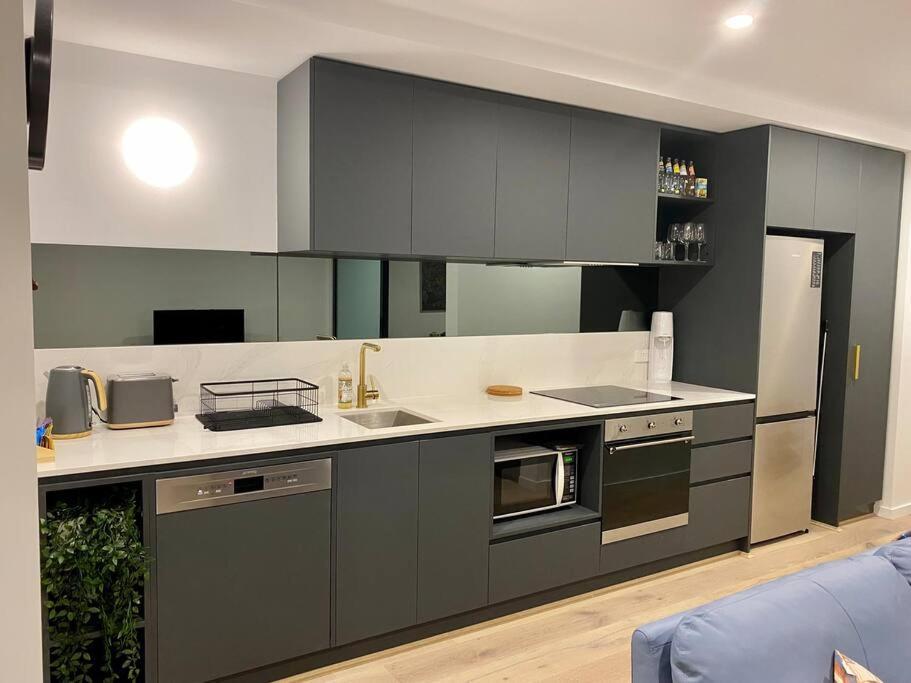 Central Canberra City Apartment With Study And Full Amenities Including Parking Экстерьер фото